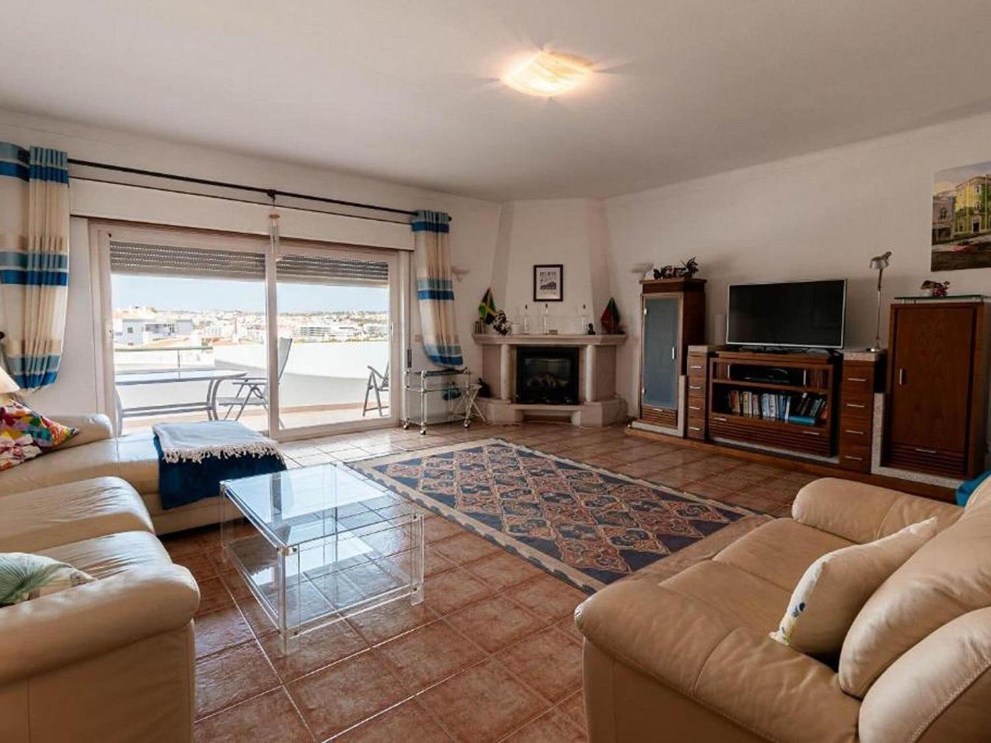 Modern In With Sea Views *