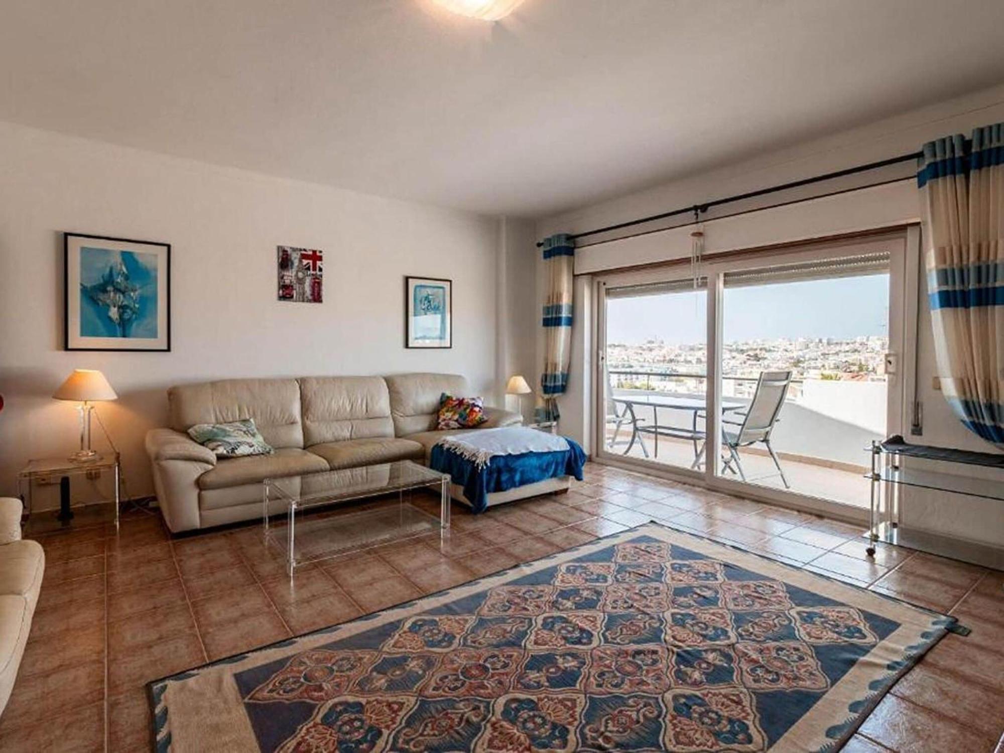 Modern In With Sea Views *